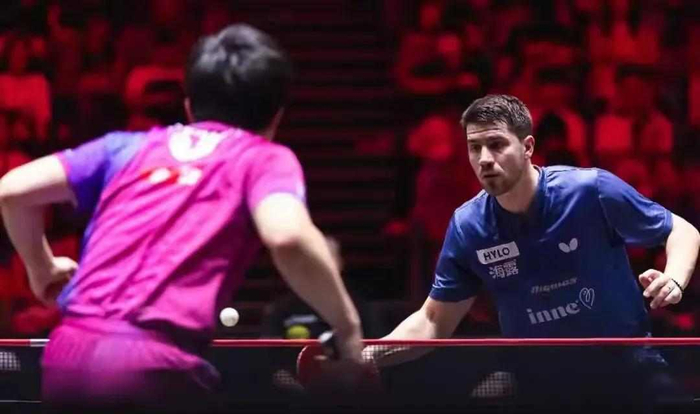 张本智和输球，心理防线崩了，弗朗西斯卡赢在悄悄学中国打法|新加坡|林诗栋|男单|WTT新加坡大满贯|比赛_新浪体育_新浪新闻